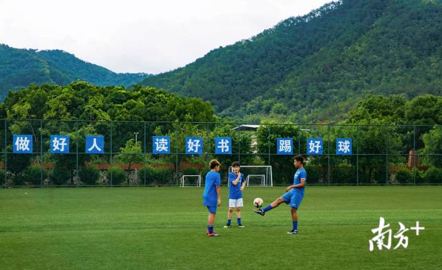 依木然和同样来自新疆的伙伴一起在学校球场踢球。 依木然和同样来自新疆的伙伴一起在学校球场踢球。