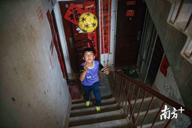 踢完球的艾力上楼回家,他和爸爸两个人住在疏附县的一个小区中。 踢完球的艾力上楼回家,他和爸爸两个人住在疏附县的一个小区中。