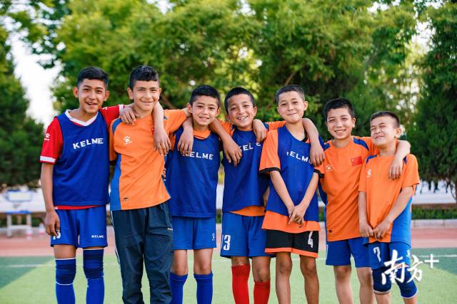 明德小学足球队的学生们,他们全部是当地的少数民族孩子。 明德小学足球队的学生们,他们全部是当地的少数民族孩子。