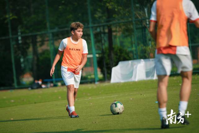广东富力足球学校,依木然正在进行足球训练。 广东富力足球学校,依木然正在进行足球训练。