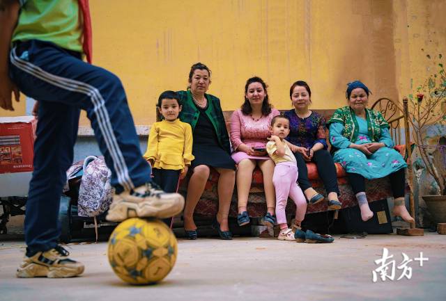 放学后,艾力和同学在小区的楼下踢球,吸引了邻居们的目光。 放学后,艾力和同学在小区的楼下踢球,吸引了邻居们的目光。