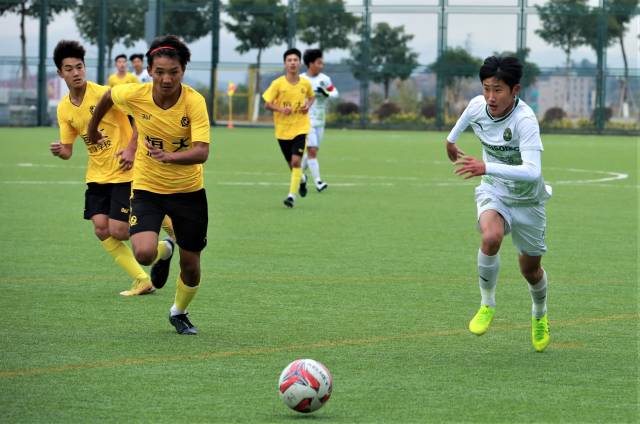 梅州市第三届超华·客家杯“一带一路”青少年足球邀请赛,图为恒大足校U15vs浙江绿城U15。(市体育局供图) 梅州市第三届超华·客家杯“一带一路”青少年足球邀请赛,图为恒大足校U15vs浙江绿城U15。(市体育局供图)