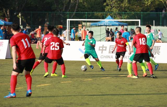 梅州市第三届职工足球赛,图为黄塘医院vs市纪委监委。(市体育局供图) 梅州市第三届职工足球赛,图为黄塘医院vs市纪委监委。(市体育局供图)