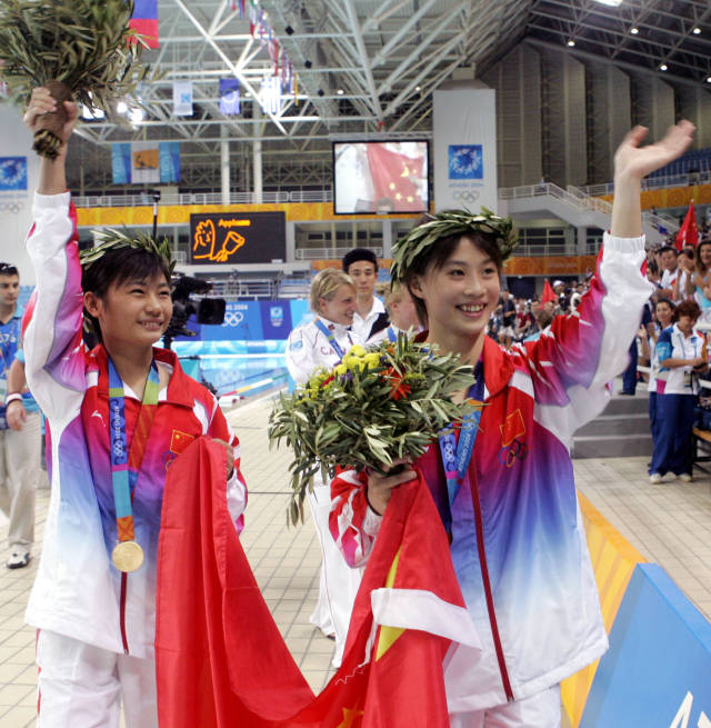 劳丽诗(左)获得雅典奥运会冠军。 劳丽诗(左)获得雅典奥运会冠军。