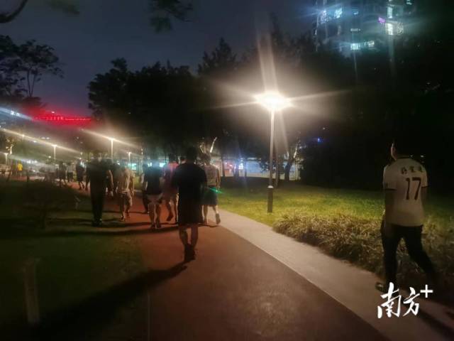夜幕下天河公园的跑团。 夜幕下天河公园的跑团。
