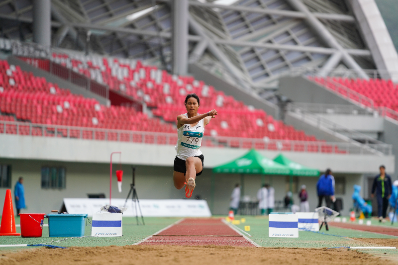 2023年3月31日,广东省第十六届运动会竞技体育组田径比赛在清远体育中心田径场开赛,运动员进行三级跳远比赛。清远日报记者 邱炜民 摄.jpg