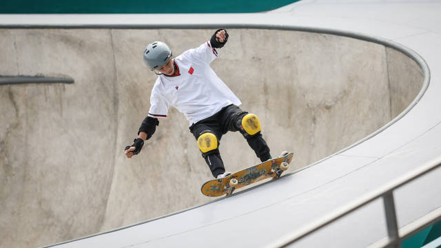 9月24日,中国选手陈烨在比赛中,最终他以76.78分的成绩晋级决赛。新华社发 9月24日,中国选手陈烨在比赛中,最终他以76.78分的成绩晋级决赛。新华社发