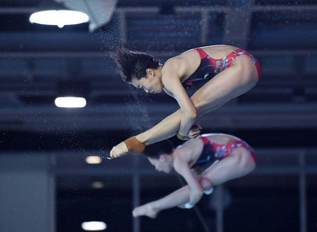 8月4日,陈芋汐/全红婵(上)在比赛中。新华社发 8月4日,陈芋汐/全红婵(上)在比赛中。新华社发